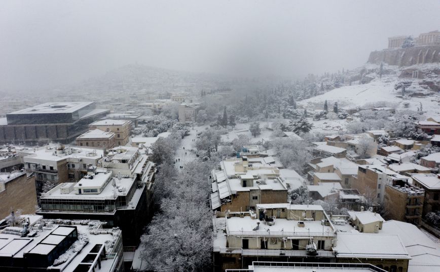 Κακοκαιρία Μήδεια: Έτσι φαίνεται η χιονισμένη Αθήνα από ψηλά