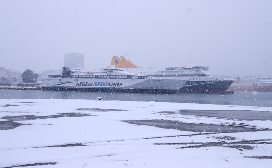 Σπάνιες και εντυπωσιακές εικόνες από το λιμάνι του Πειραιά: Το χιόνι σκέπασε τους καταπέλτες των πλοίων