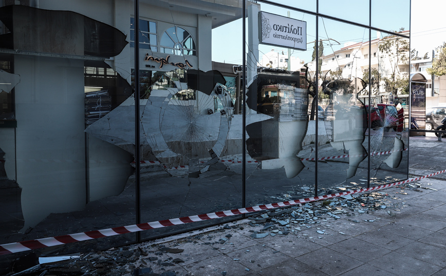 Επίθεση στην Εφορία Ψυχικού: Έσπασαν τις τζαμαρίες με βαριοπούλα