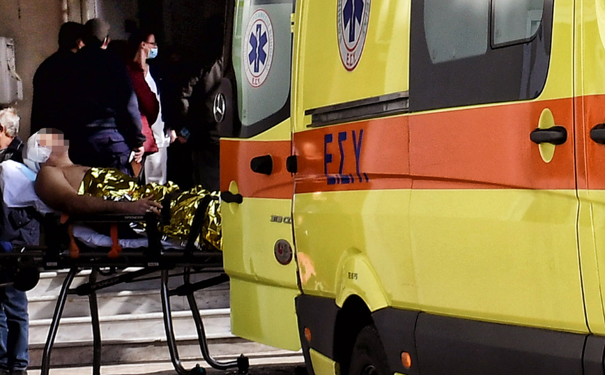 Σοβαρό τροχαίο στην Αρτέμιδα Αττικής – Aυτοκίνητο «καρφώθηκε» σε δέντρο