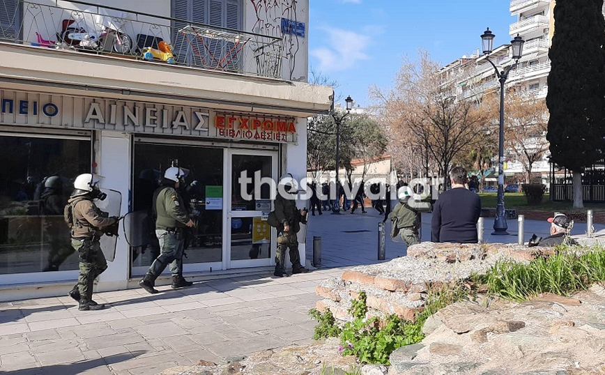 Ένταση τώρα στη Θεσσαλονίκη με μολότοφ, πετροπόλεμο και χημικά