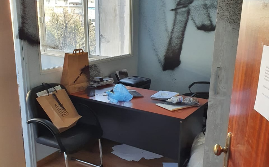 Γιώργος Αμυράς για επίθεση στο γραφείο του: Δεν γλίτωσαν ούτε τα λάστιχα του ποδηλάτου μου