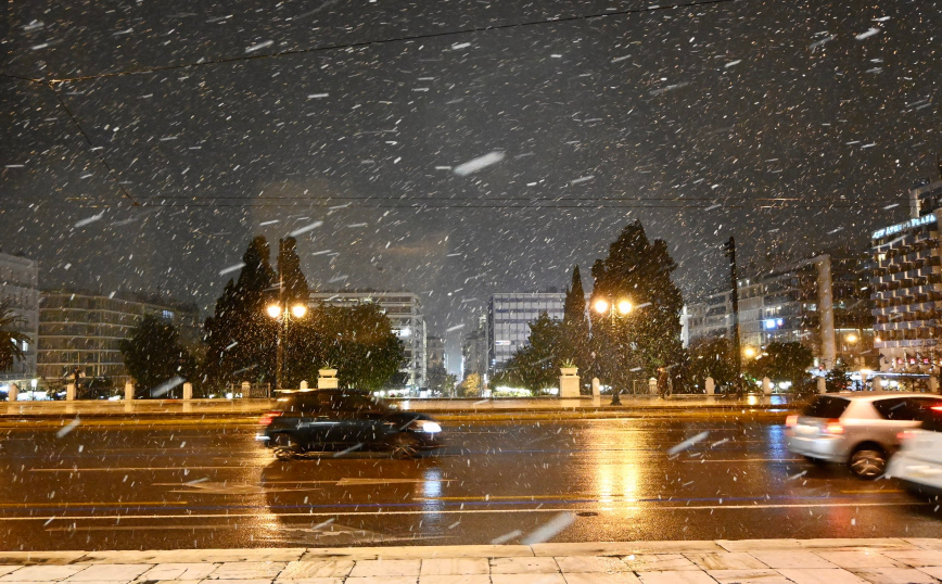 Χιονίζει τώρα στο κέντρο της Αθήνας: Δείτε εικόνες από το Σύνταγμα