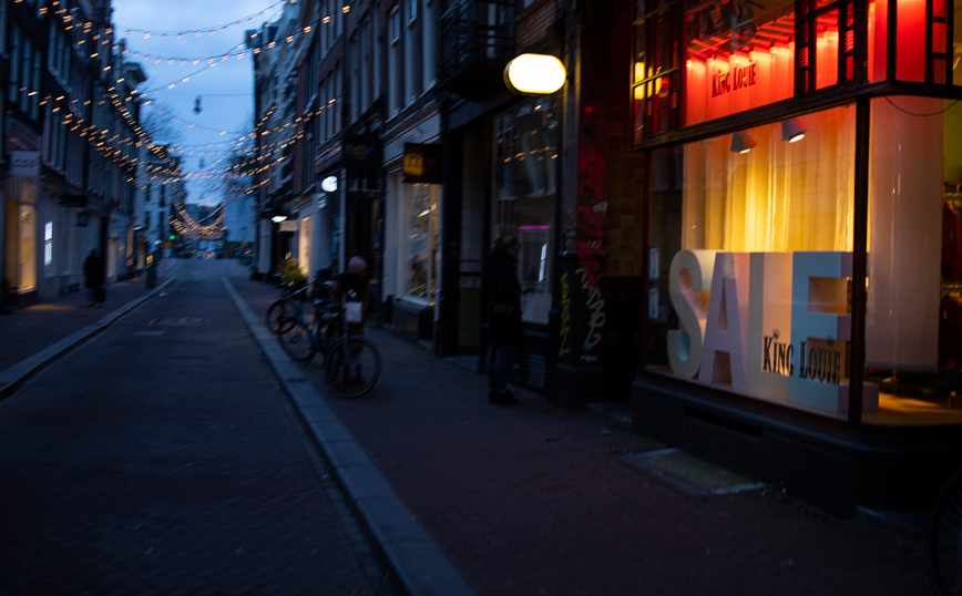 Ολλανδία: Δικαστήριο διατάζει την κυβέρνηση να άρει τη νυκτερινή απαγόρευση κυκλοφορίας