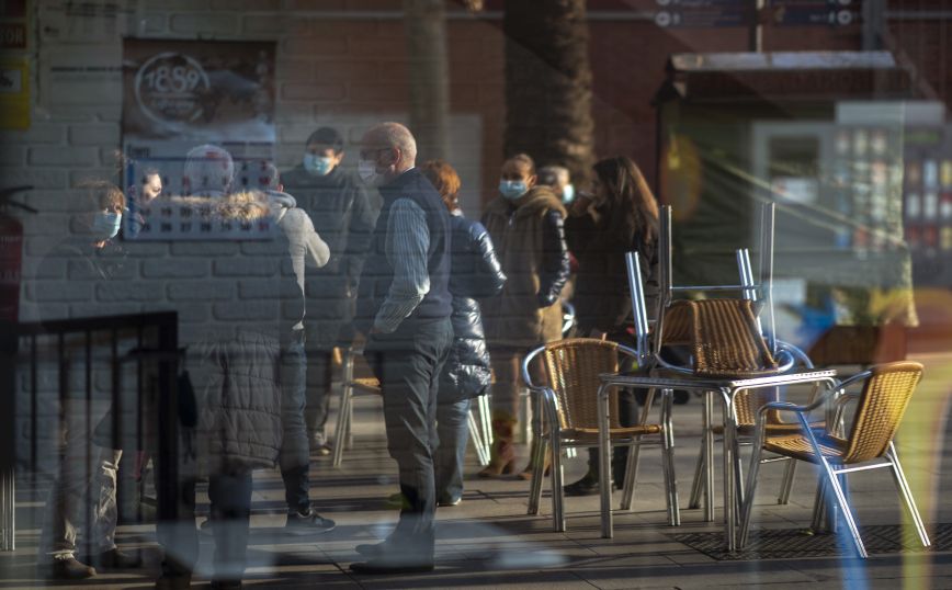 Γάλλοι συρρέουν σε μπαρ της Ισπανίας για να γλιτώσουν το lockdown στη χώρα τους