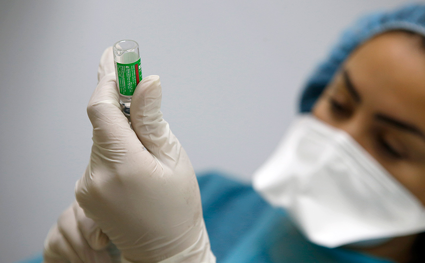 Η AstraZeneca ετοιμάζει εμβόλιο για τις μεταλλάξεις: Θα κυκλοφορήσει μέχρι το φθινόπωρο