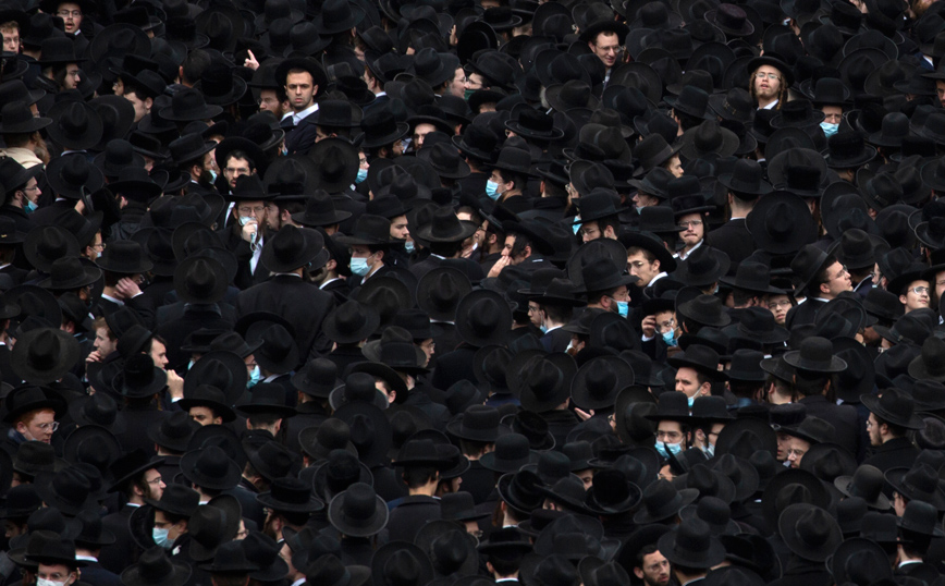 Απίστευτες εικόνες από την κηδεία ραβίνου στο Ισραήλ – Χιλιάδες συγκεντρώθηκαν παρά τα μέτρα