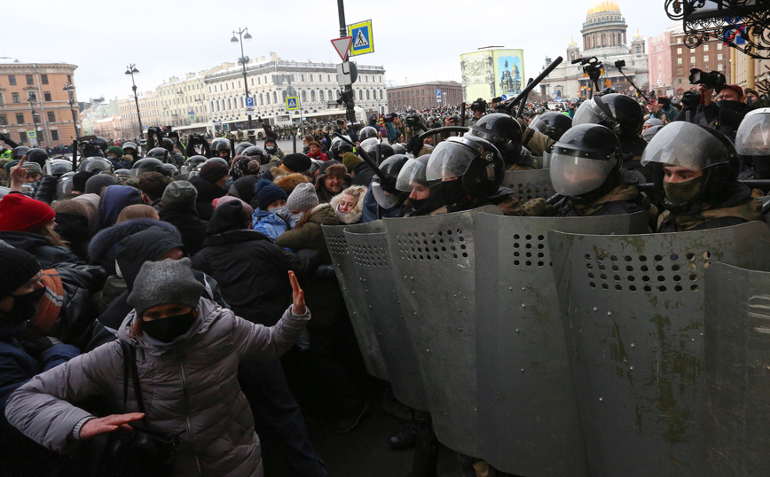 Το Κρεμλίνο δικαιολογεί τη χρήση βίας από την αστυνομία στις διαδηλώσεις για την αποφυλάκιση του Ναβάλνι