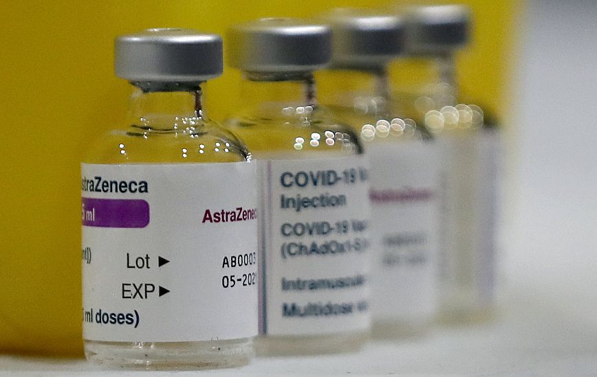 Τη Δευτέρα ανακοινώνεται η χορήγηση του εμβολίου της AstraZeneca και για τους άνω των 65