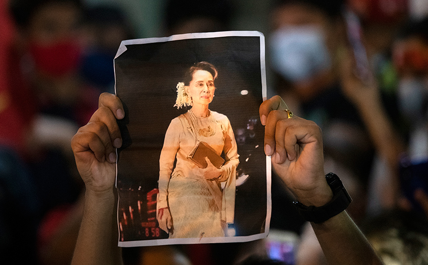 Πραξικόπημα στη Μιανμάρ: Παραμείνει σε κατ΄οίκον κράτηση η πρώην ηγέτιδα Αούνγκ Σαν Σου Τσι