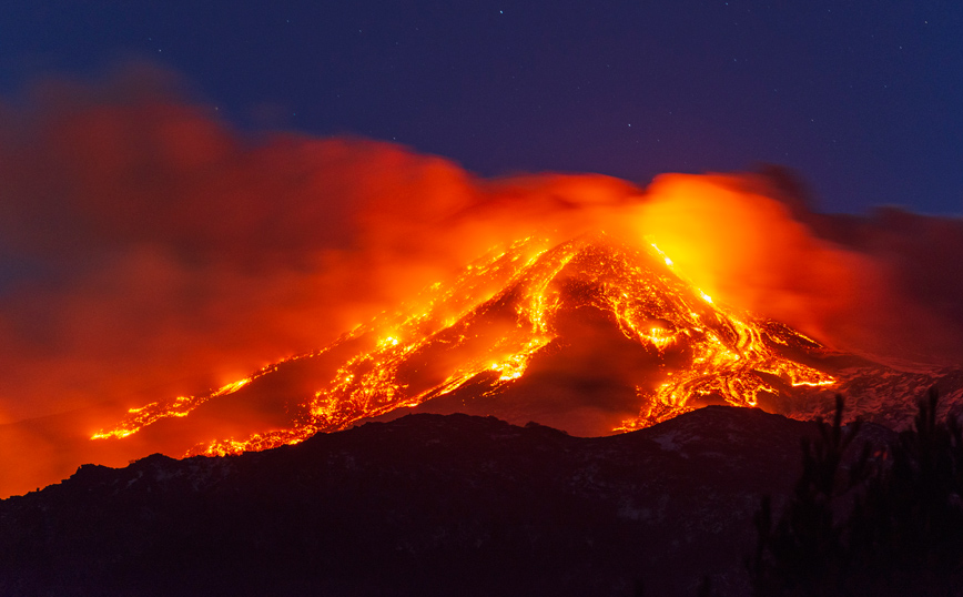 Εντυπωσιακές εικόνες: Η Αίτνα εκτοξεύει λάβα και στάχτη – Τέταρτη έκρηξη του ηφαιστείου σε λίγες ημέρες