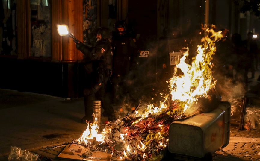 Φλέγεται η Μαδρίτη: Ο ράπερ Πάμπλο Χασέλ βάζει… μπουρλότο στην Ισπανία