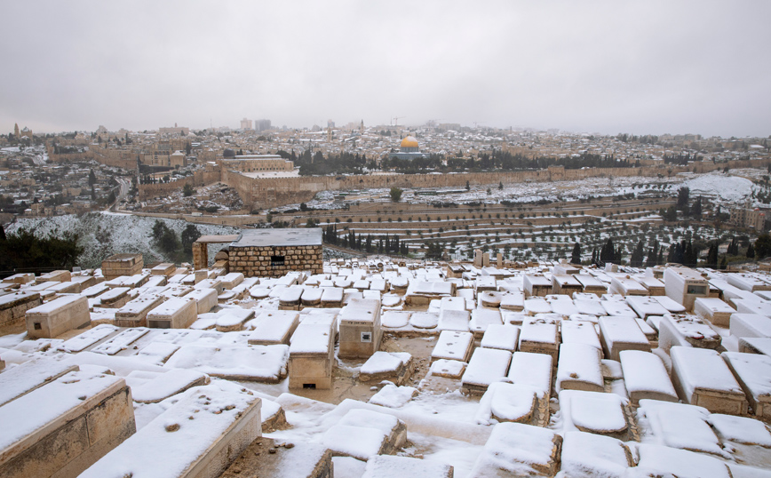Σπάνιες εικόνες από την Ιερουσαλήμ: Χιονοθύελλα έντυσε τα πάντα στα λευκά