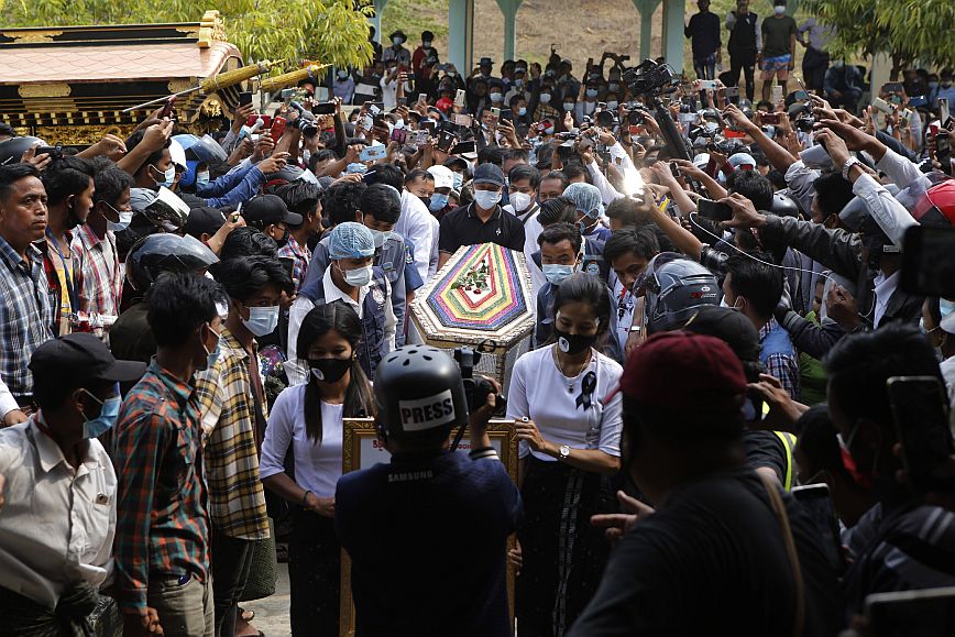 Μιανμάρ: Χιλιάδες άνθρωποι στην κηδεία μιας νεαρής διαδηλώτριας