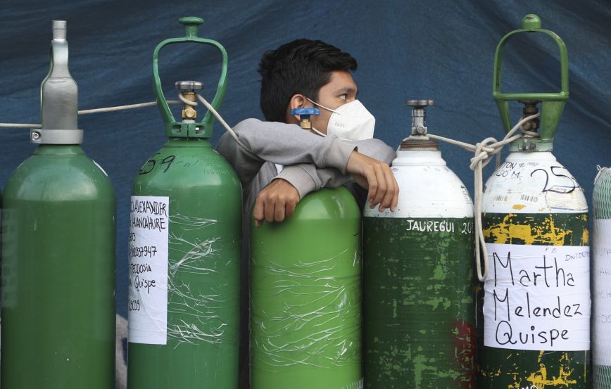 Η Χιλή έστειλε φιάλες οξυγόνου στο Περού για ασθενείς με κορονοϊό