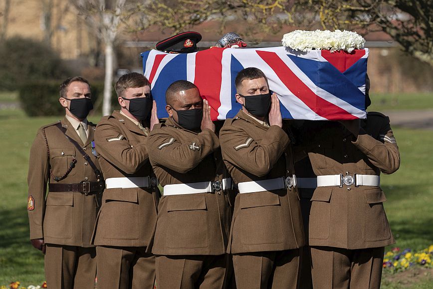 Βρετανία: Κηδεύτηκε με στρατιωτικές τιμές ο κάπτεν Τομ