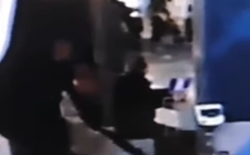 Συνελήφθη στο αεροδρόμιο 45χρονος που έκλεβε τσάντες με τη βοήθεια ομπρέλας