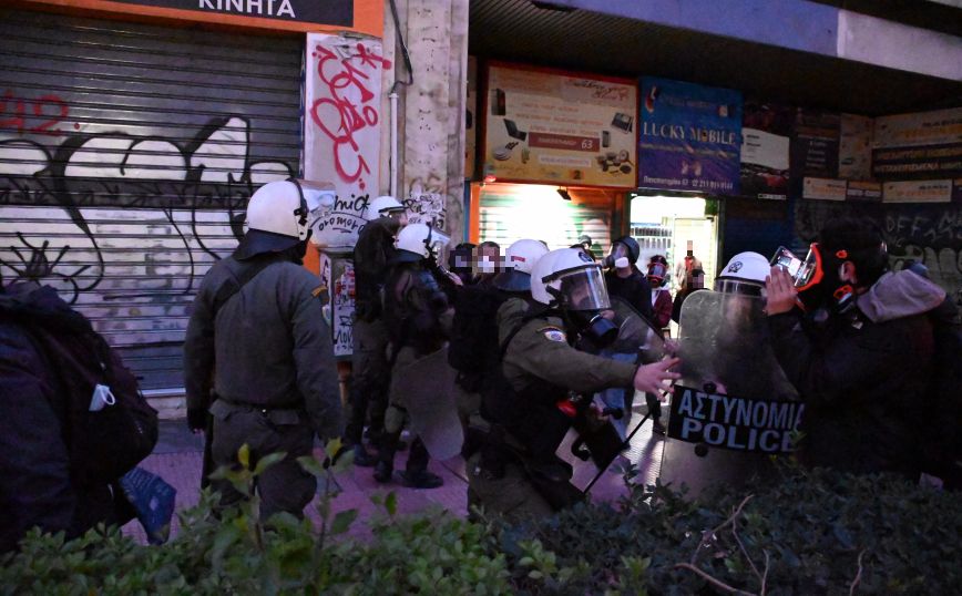 Η αστυνομία επιτέθηκε και σε δημοσιογράφους στη συγκέντρωση για τον Κουφοντίνα στο κέντρο της Αθήνας