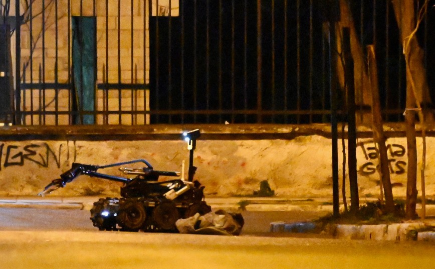 Επίθεση με γκαζάκια στο ίδρυμα Μητσοτάκη στο Θησείο: Εικόνες από το σημείο – Επιχειρεί ρομπότ της αστυνομίας