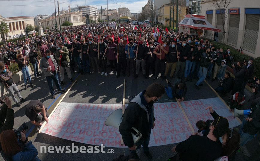 Προπύλαια: Ξεκίνησε η συγκέντρωση κόσμου για το πανεκπαιδευτικό συλλαλητήριο