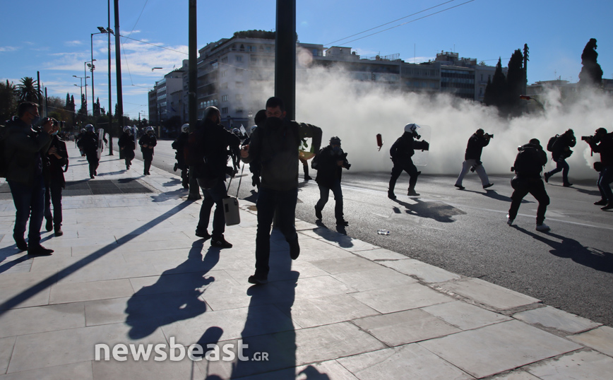 Εικόνες από την ένταση στο κέντρο της Αθήνας: Μπογιές και χημικά στο πανεκπαιδευτικό συλλαλητήριο