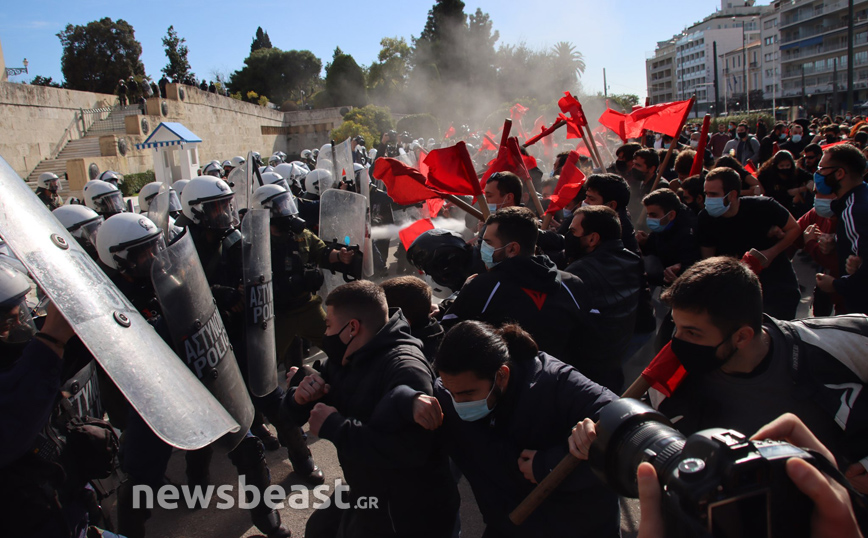 Ολοκληρώθηκε το επεισοδιακό πανεκπαιδευτικό συλλαλητήριο: Εικόνες και βίντεο από την ένταση με μολότοφ και δακρυγόνα