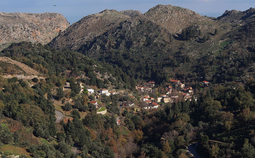 Το ορεινό χωριό των Χανίων πνιγμένο μέσα στο πράσινο