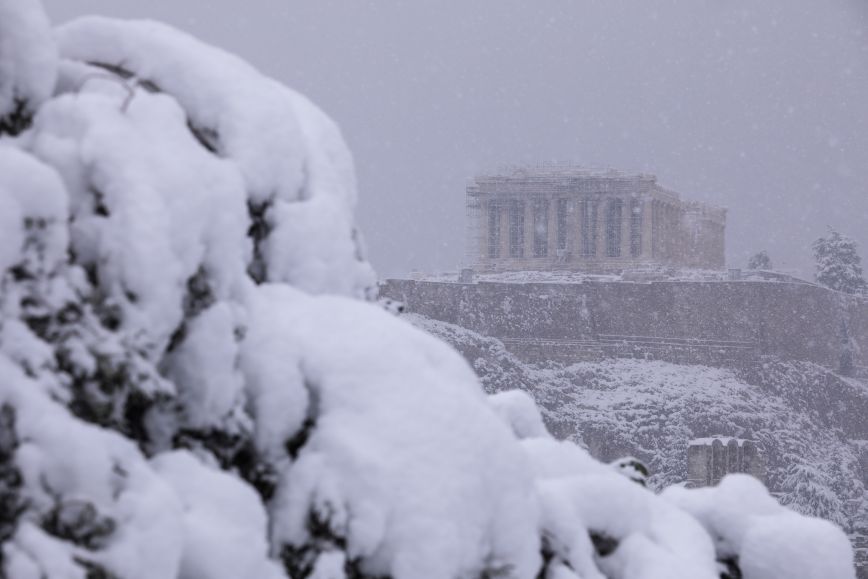 Αυτή είναι η πιο εντυπωσιακή φωτογραφία από τη χιονισμένη Ακρόπολη