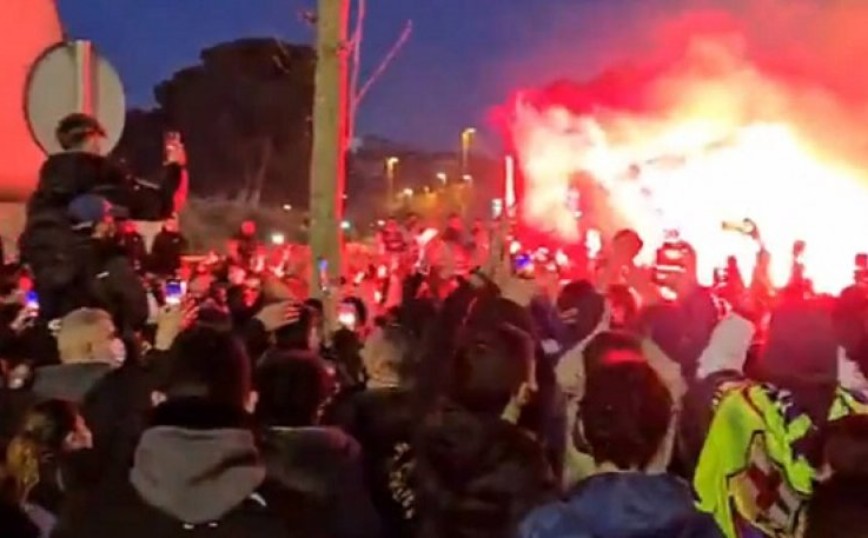Εκατοντάδες οπαδοί της Μπαρτσελόνα έξω από το Καμπ Νου για το ματς με την Παρί Σεν Ζερμέν