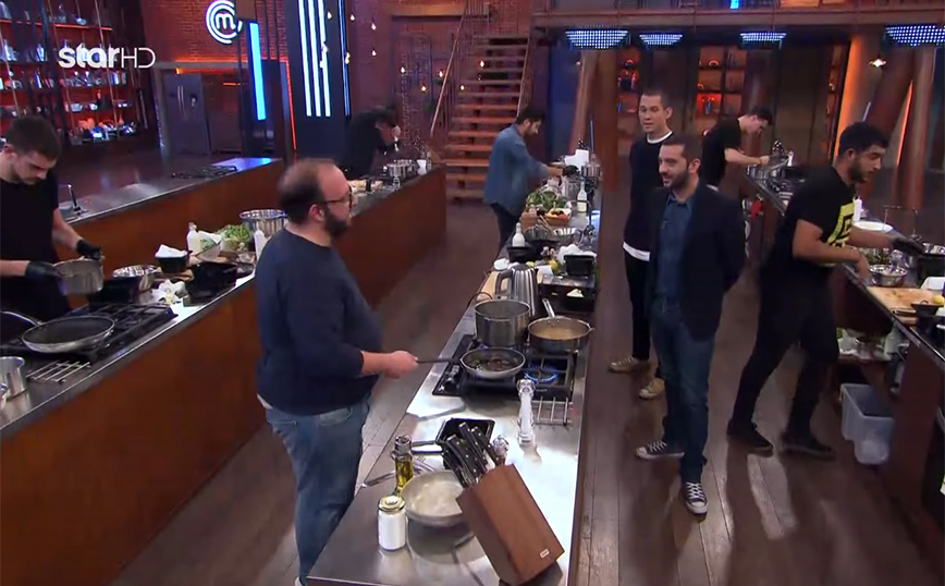 MasterChef 5: Οι παίκτες μαγείρευαν και ο Λεωνίδας Κουτσόπουλος τους πείραζε