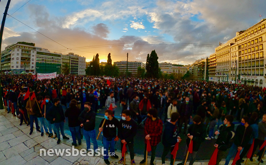 Σε εξέλιξη το πανεκπαιδευτικό συλλαλητήριο στο Σύνταγμα: Κλειστοί οι γύρω δρόμοι