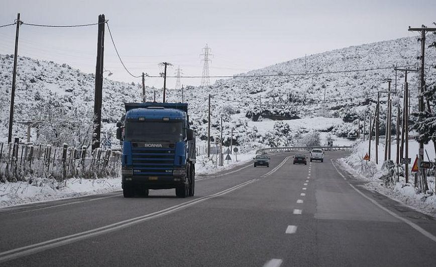 Απαγορεύτηκε η κυκλοφορία φορτηγών από τη Λάρισα και κάτω λόγω του χιονιά