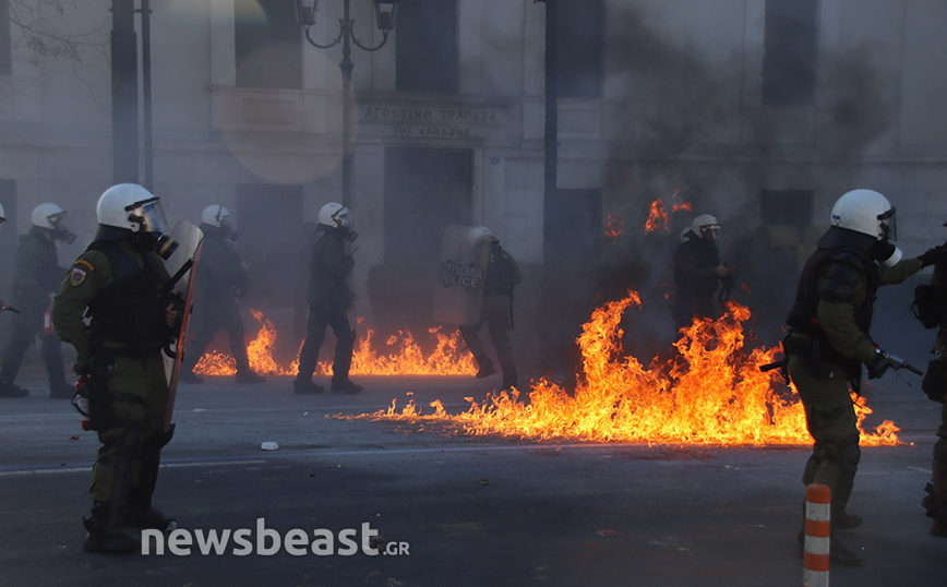 Ένταση τώρα στα Προπύλαια με συμπλοκές, δακρυγόνα, μολότοφ και κυνηγητό