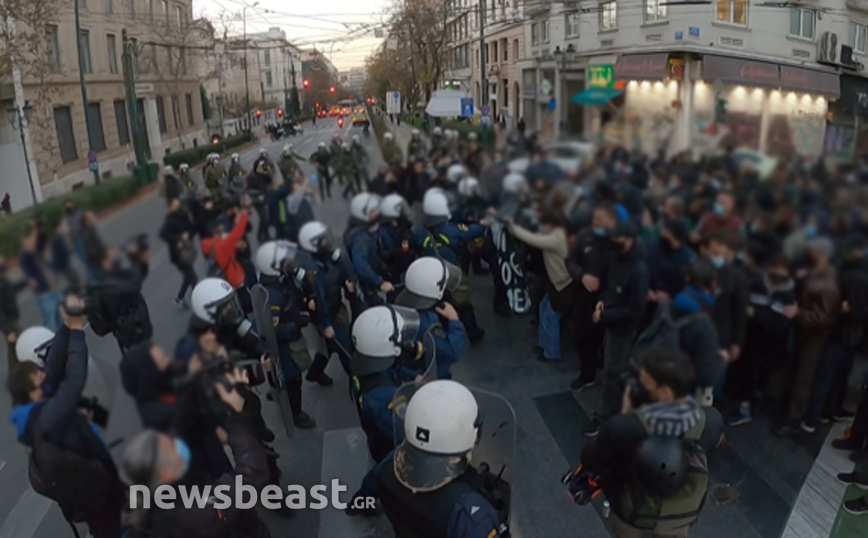 Εικόνες από την ένταση στην συγκέντρωση για τον Κουφοντίνα &#8211; Η αστυνομία κυνήγησε τους διαδηλωτές μέχρι τα Εξάρχεια