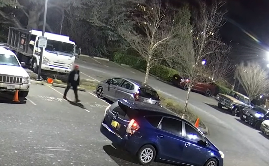 Βίντεο με τη σοκαριστική στιγμή που άντρας πυροβολεί δύο αγνώστους σε πάρκινγκ &#8211; «Ο φίλος μου πεθαίνει, μόλις μας πυροβόλησαν»
