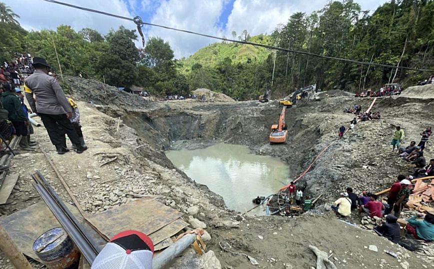 Τραγωδία στην Ινδονησία: Τρεις νεκροί από κατολίσθηση σε παράνομο χρυσωρυχείο, έρευνες για εγκλωβισμένους επιζώντες