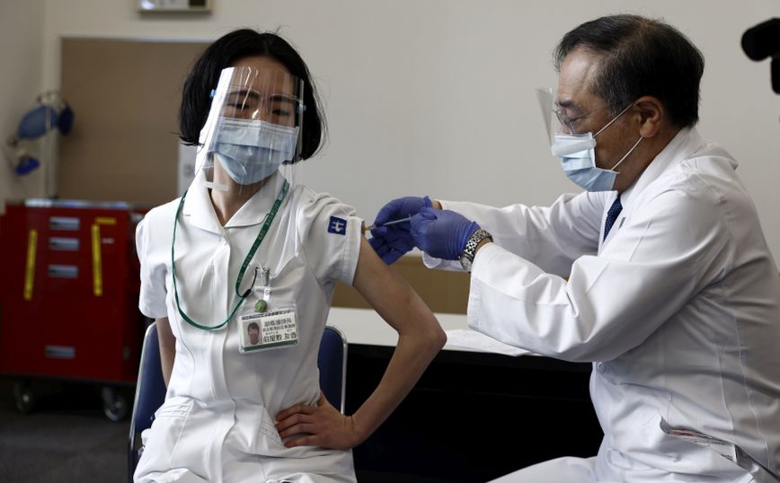 Με τους εργαζόμενους στα νοσοκομεία άρχισε τους εμβολιασμούς για κορονοϊό η Ιαπωνία