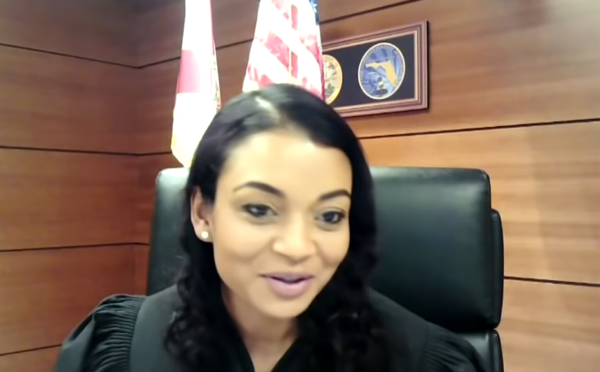 Το βίντεο με τον ερωτύλο κατηγορούμενο που την «έπεσε» στη δικαστίνα: «Είσαι κουκλάρα»