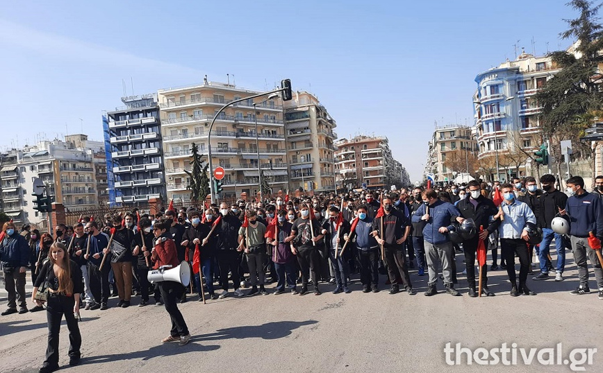 Θεσσαλονίκη: Στο ΥΜΑΘ η πορεία των φοιτητών – Κρέμασαν πανό για τον Κουφοντίνα