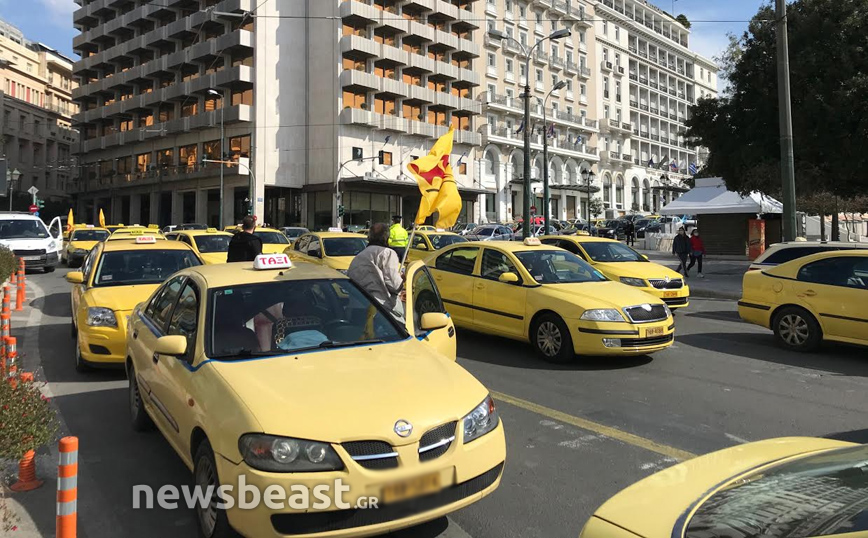 Δεκάδες ταξί, κόρνες και σημαίες στο Σύνταγμα: Διαμαρτύρονται οι οδηγοί &#8211; Πενιχρές οι εισπράξεις μας