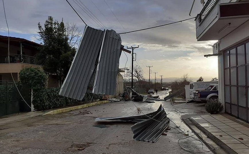 Ανεμοστρόβιλος διέλυσε τα πάντα στις Σέρρες: Ξηλώθηκαν σκεπές, έπεσαν μαντρότοιχοι