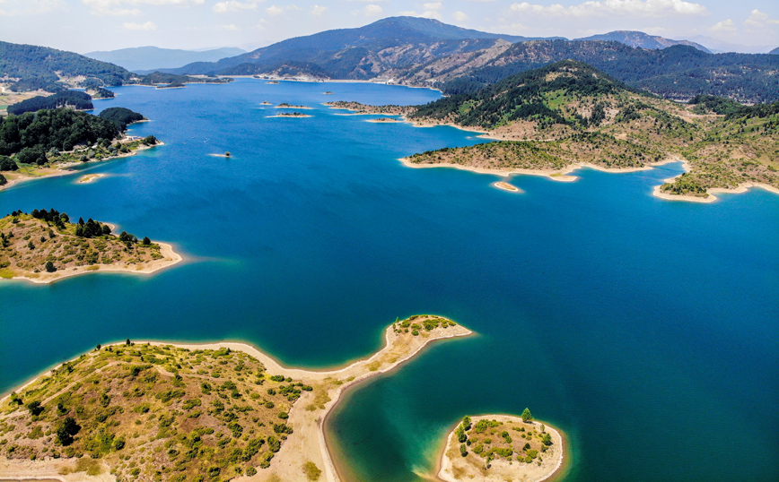 Η μεγαλύτερη ορεινή λίμνη της Ελλάδας βρίσκεται στην Ήπειρο