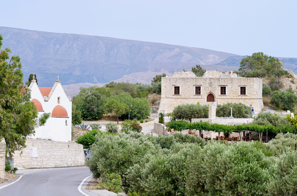 Το σαγηνευτικό τοπίο στο εγκαταλελειμμένο μεσαιωνικό χωριό της Κρήτης