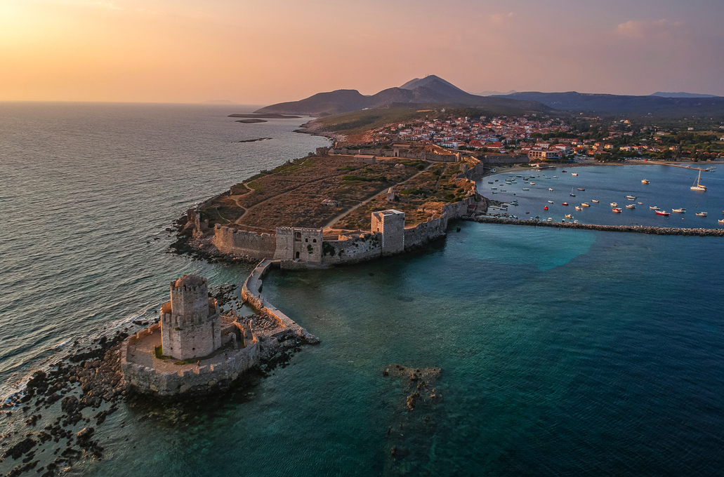 Το κάστρο στην Πελοπόννησο που μοιάζει να αναδύεται από τη θάλασσα