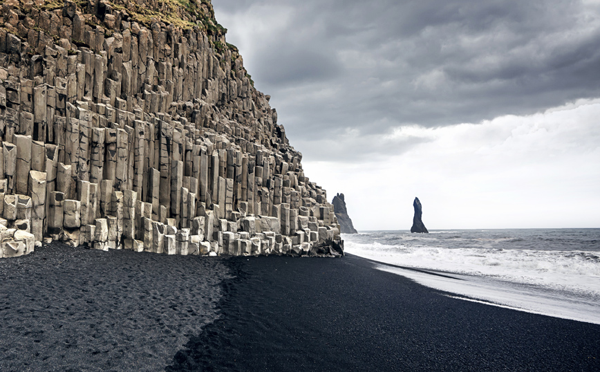 Η μαύρη παραλία στην Ισλανδία που αποτέλεσε φυσικό σκηνικό για το Game of Thrones και το Star Wars