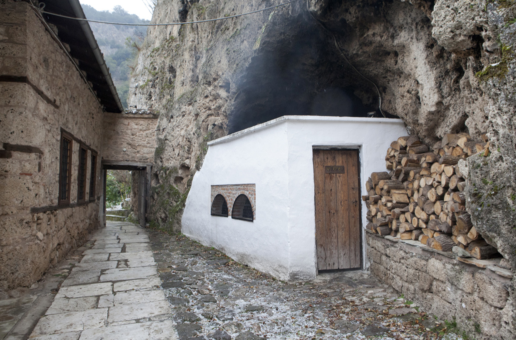 Η μονή στη Βέροια με το παρεκκλήσι σφηνωμένο σε βράχο