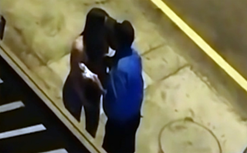 Σάλος με αστυνομικό που φίλησε νεαρή γυναίκα στα χείλη αντί να της κόψει πρόστιμο