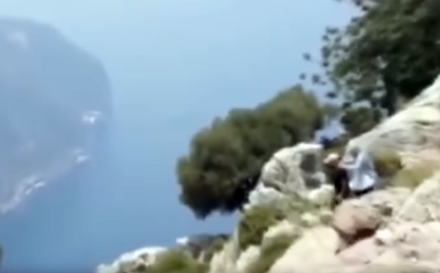 Κατέβασε την έγκυο γυναίκα του στην πλαγιά για selfies και την έσπρωξε στον γκρεμό – Το βίντεο από τις τελευταίες στιγμές