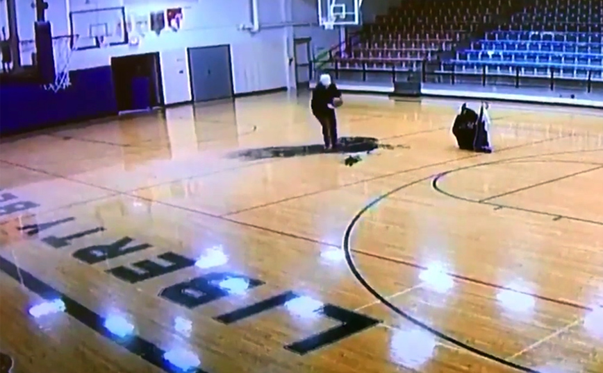 Viral το βίντεο με φροντιστή γηπέδου μπάσκετ που σημειώνει&#8230; στα κρυφά ανάποδο τρίποντο από τη σέντρα