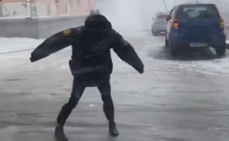 Αυτό θα πει&#8230; τον πήρε και τον σήκωσε